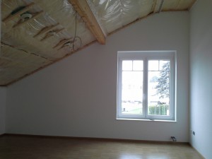 EPOS neue Art baut Spanndecken im Dachgeschoss eines Privathauses in Bruchsal ein.